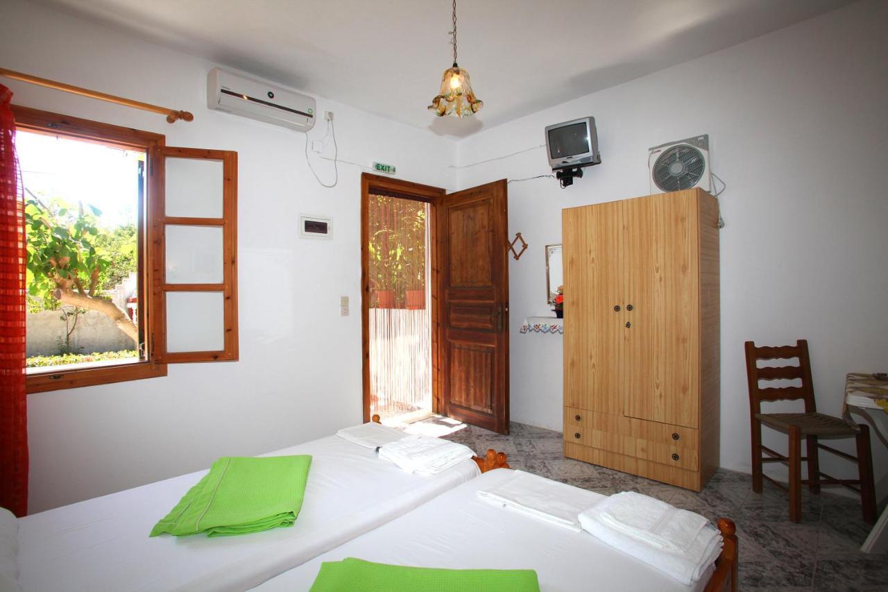 Karidies Apartment Skopelos Town Bagian luar foto