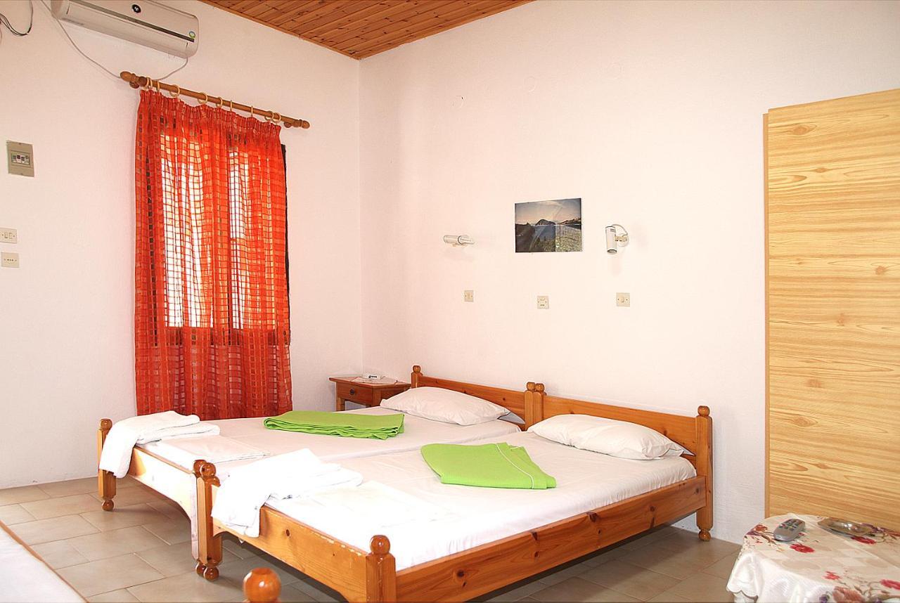 Karidies Apartment Skopelos Town Bagian luar foto